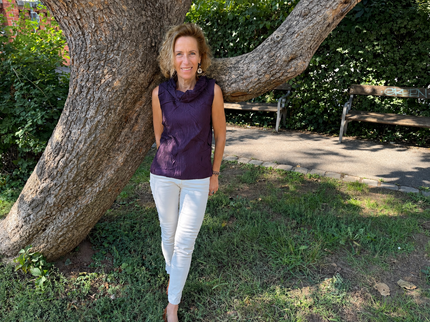 Barbara Lechner im Freien an einem großen Baum